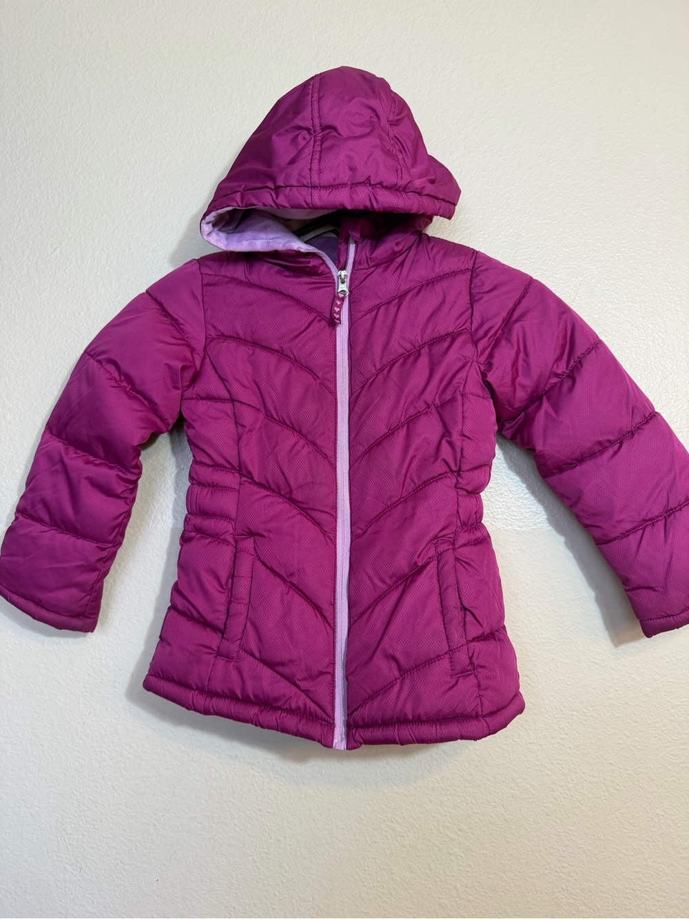 Girls' Hooded Puffer Jacket in Bright Magenta XS 4-5